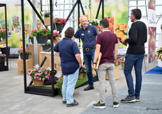 Carola en René in gesprek met klanten.
